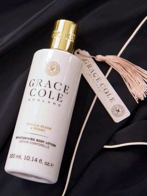 Лосьон для тела Grace Cole с кисточкой на чёрном атласе